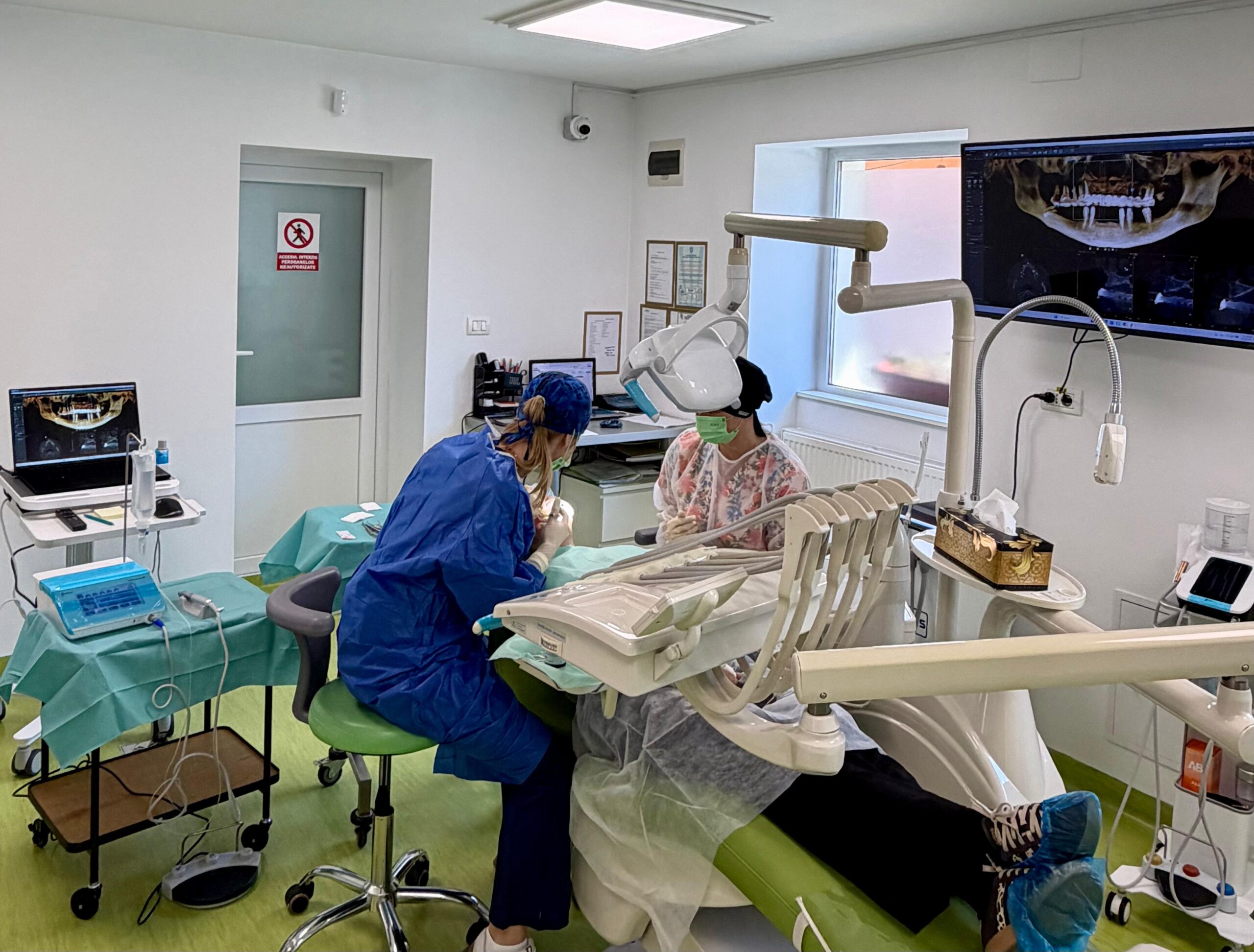 Inserarea implanturilor dentare – soluția modernă pentru un zâmbet complet și sănătos.